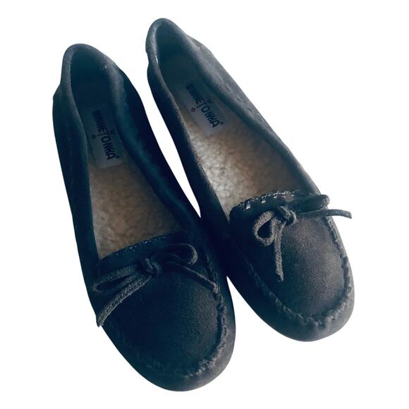 Minnetonka Women's 8.5 Gray Suede Moccasin Fleece Lined Driver Sole Slipper - Picture 1 of 9